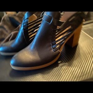 Black Leather brand Látigo shoes, size 10